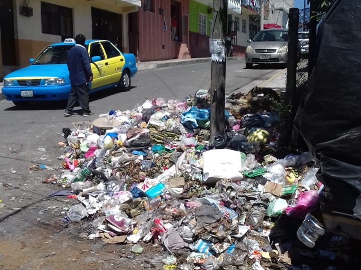 Denuncian a edil de Huauchinango por fallas en recolección de basura