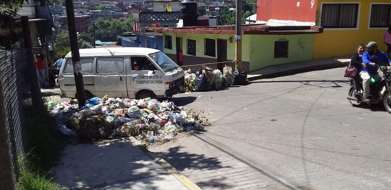 Montañas de basura bloquean calles de Huauchinango