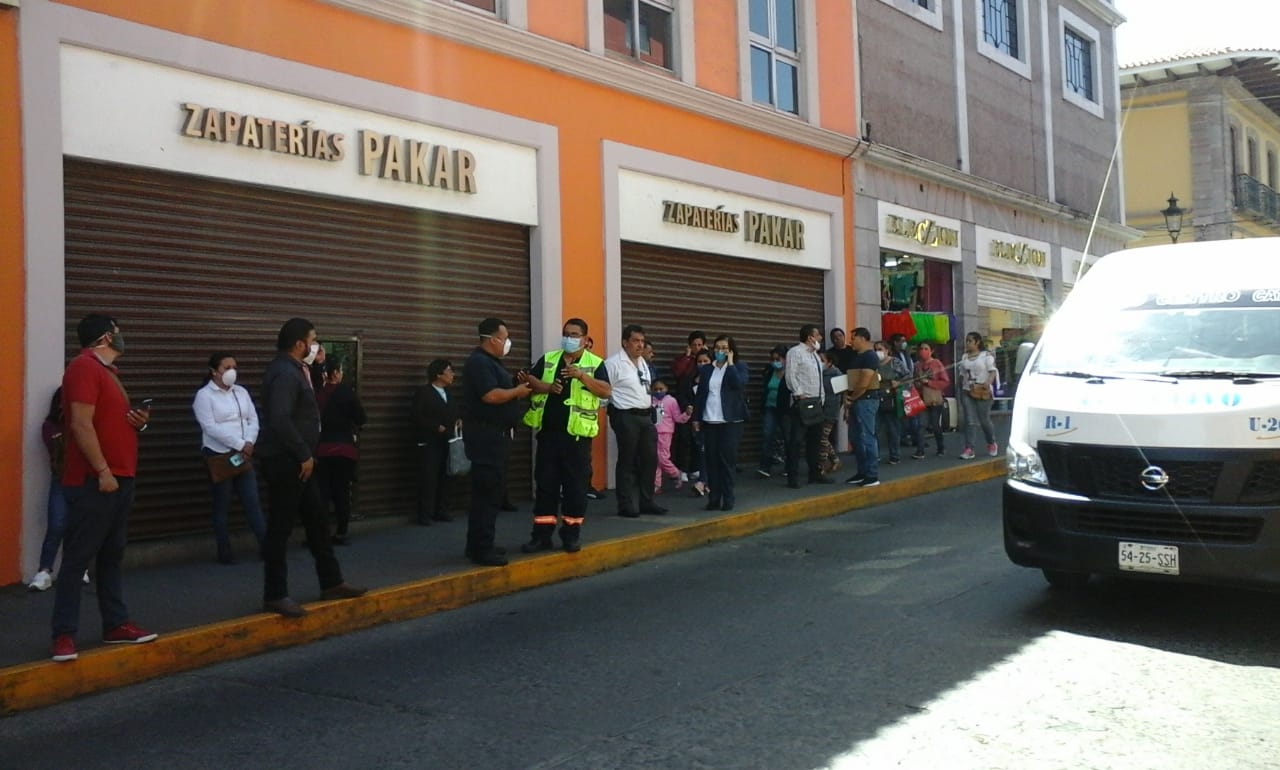Bancomer deja a clientes en la calle a pesar de riesgo por Covid-19
