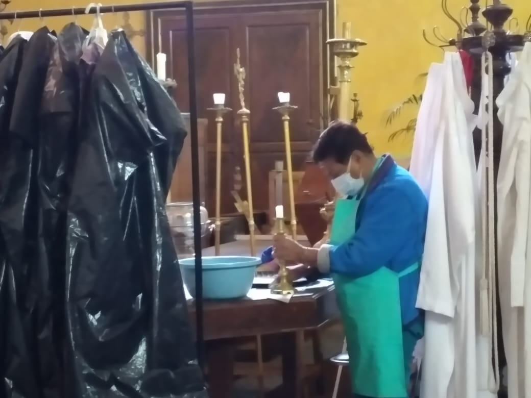 Limpian imágenes e interiores en parroquia de Ciudad Serdán