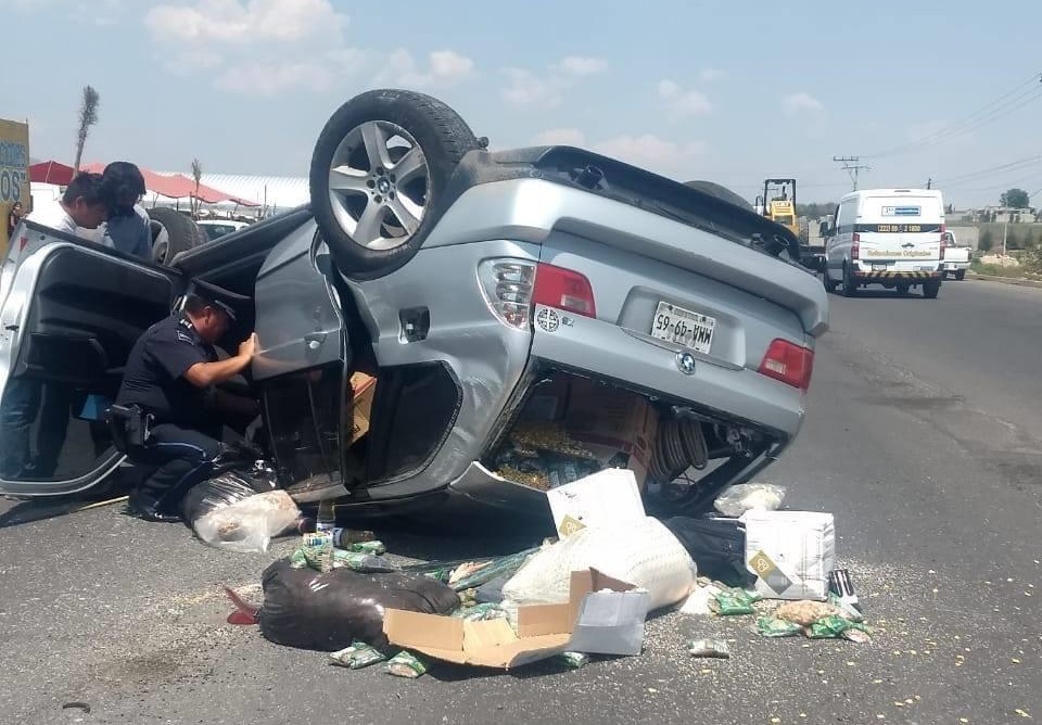Rescatan a conductor que volcó su BMW en la Puebla-Tehuacán