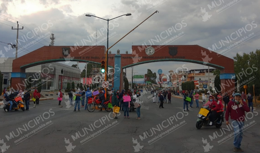 VIDEO Bloquean accesos a Texmelucan para exigir regreso de tianguis