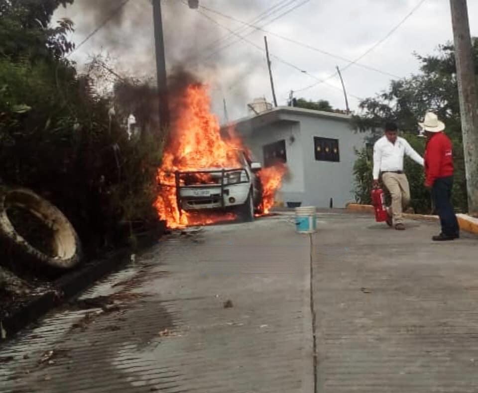 Vecinos evitan que incendio en auto alcance vivienda de Ixtepec