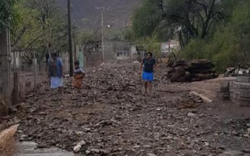 Lluvias dejan a vecinos entre escombros en Xayacatlán de Bravo