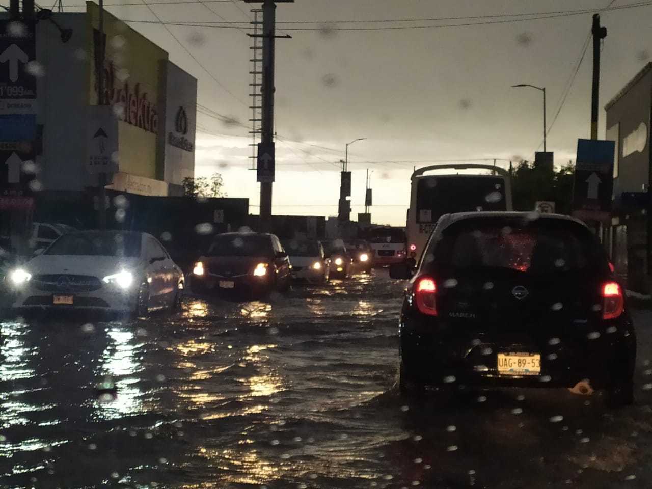 Lluvia y granizo inunda Misiones de San Francisco y Huejotzingo