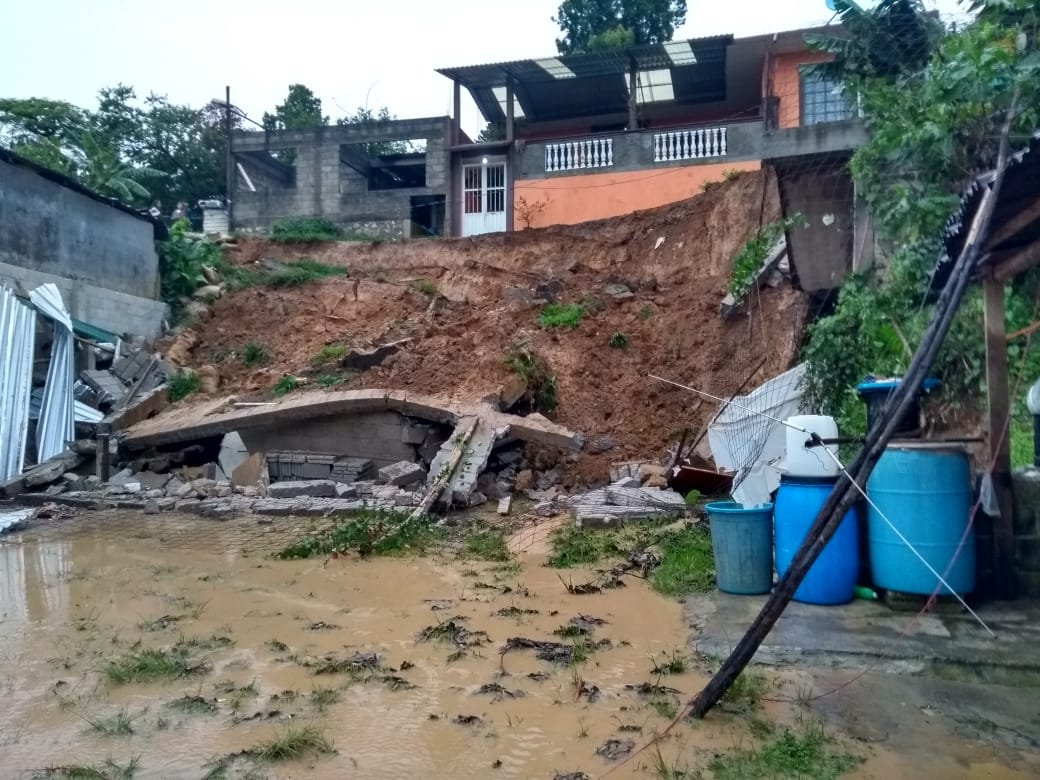 Alud sepulta casa y deja otras en riesgo en Xicotepec