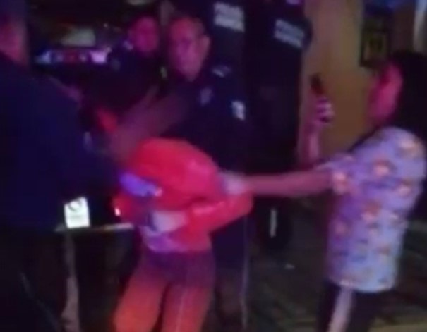 VIDEO Policía cachetea a una menor y agrede a familia en Huauchinango