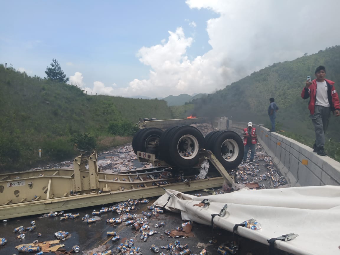 VIDEO Cargamento de cerveza bloquea autopista Puebla-Orizaba