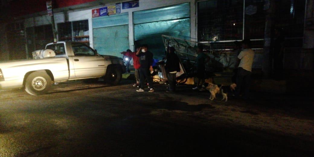 Roban camioneta y chocan contra los hot dogs en Chachapa