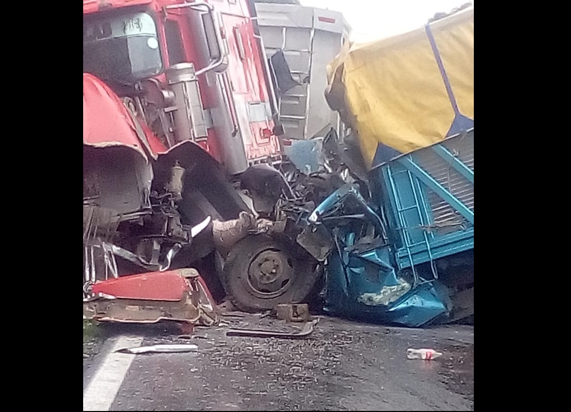 Mueren dos en choque frontal de camiones en Acatzingo