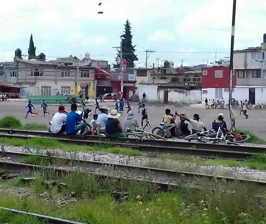 A pesar de contagios en Amozoc, pobladores hacen partidos de fútbol