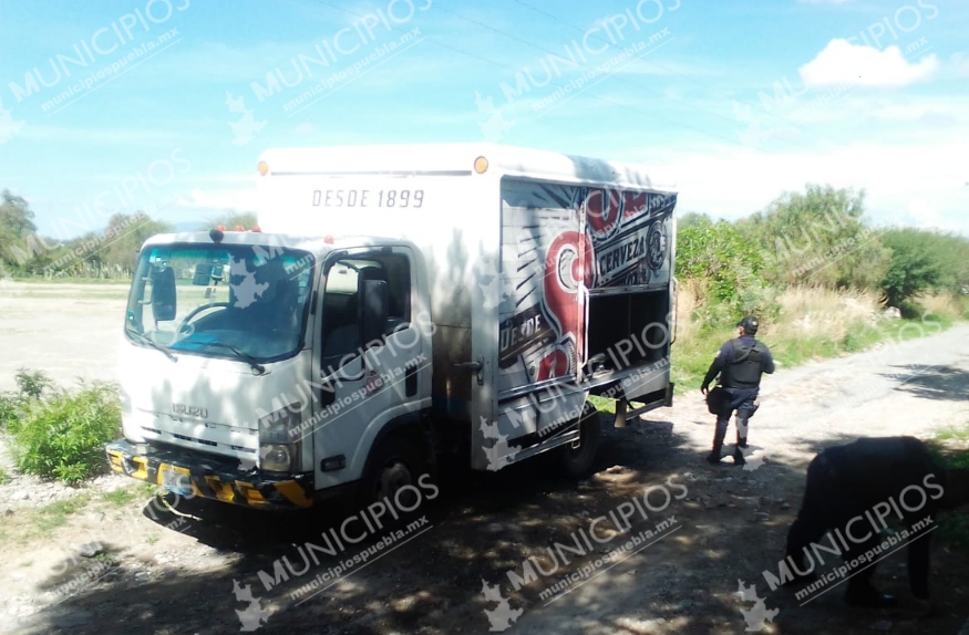 Ladrones saquean camión de cerveza en Tecamachalco