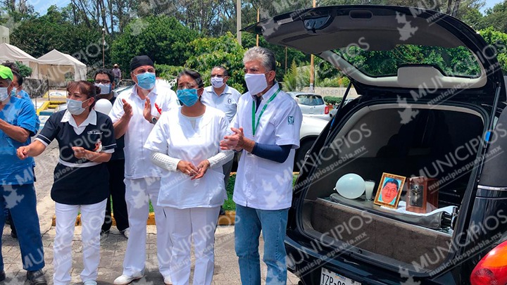 Entre lágrimas despiden a trabajador del IMSS Metepec muerto por Covid