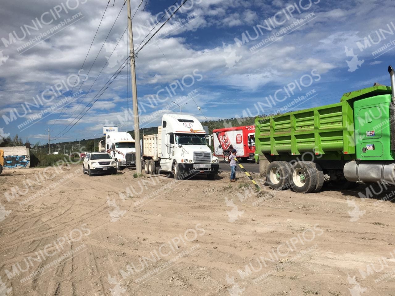 Transportistas bloquean vía Tecamachalco - Cañada Morelos