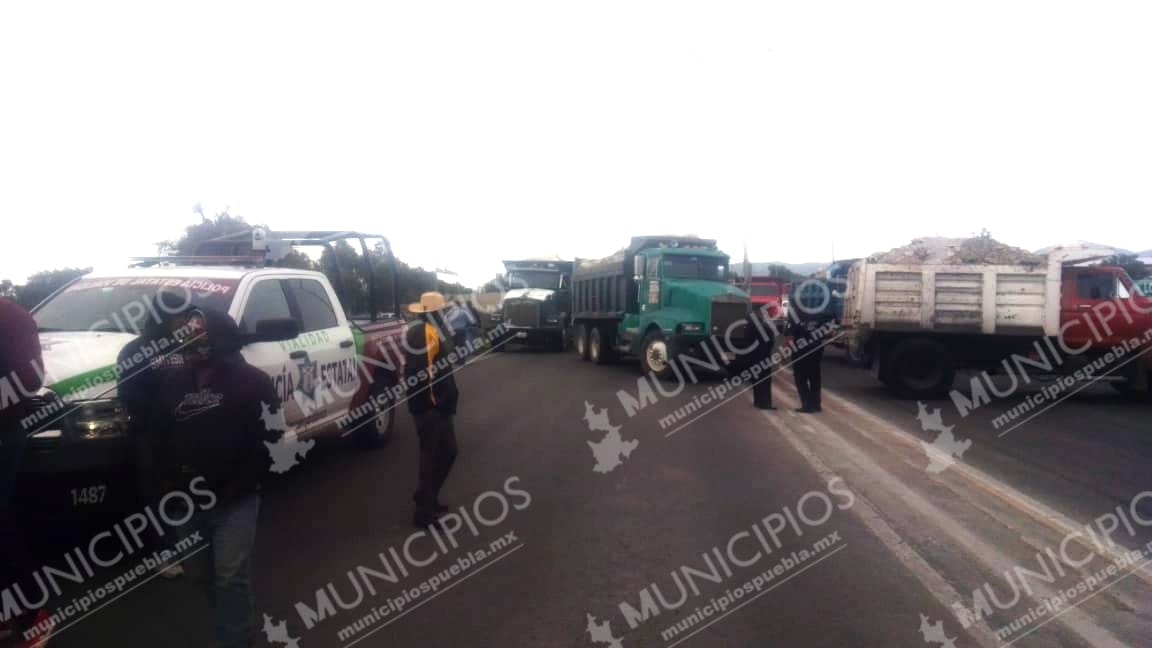 Transportistas bloquean vía Tecamachalco - Cañada Morelos
