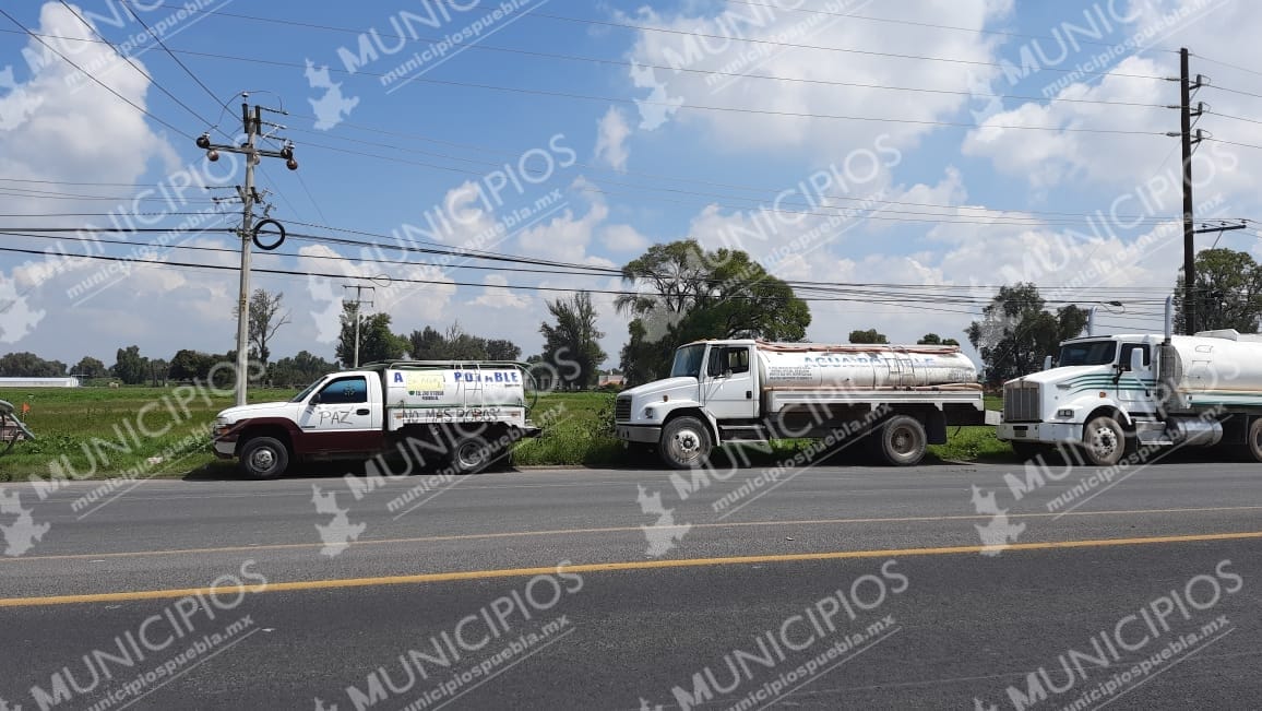 Cansados de los asaltos en zona de Tecamachalco, conductores de pipas protestan