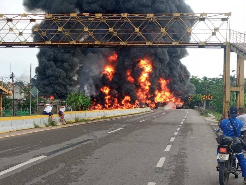 VIDEO Explota pipa con combustible en Tabasco, hay 4 muertos