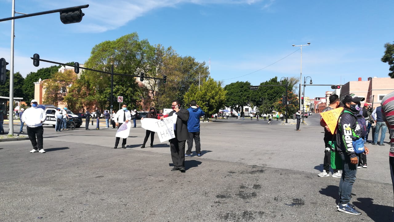 VIDEO Protestan dueños y trabajadores de antros y bares en Puebla