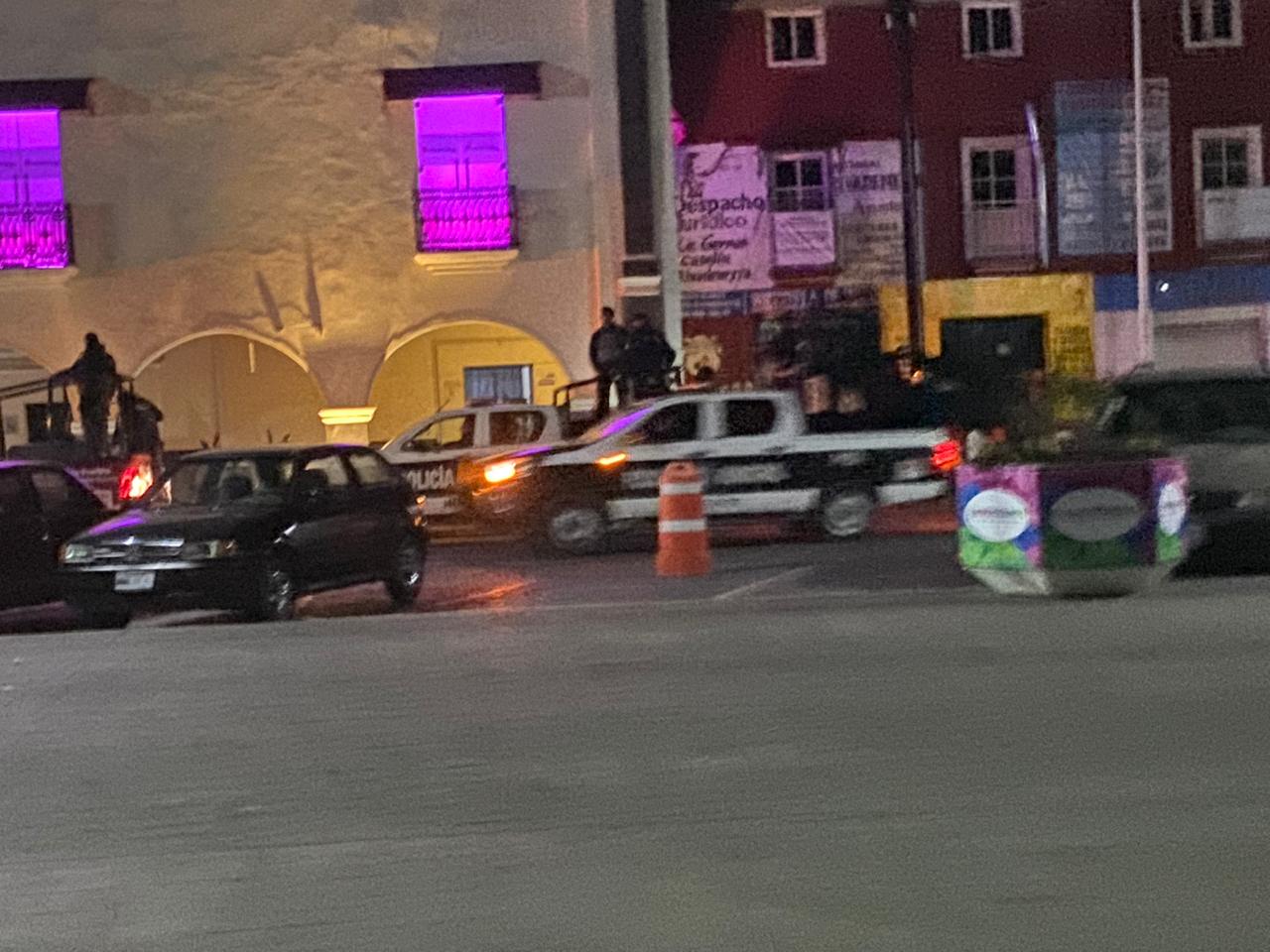 Trabajador se desploma de la techumbre en mercado de Huejoztingo