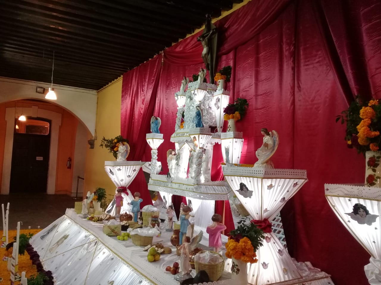 Instalan ofrenda para los casi 500 migrantes muertos por Covid19