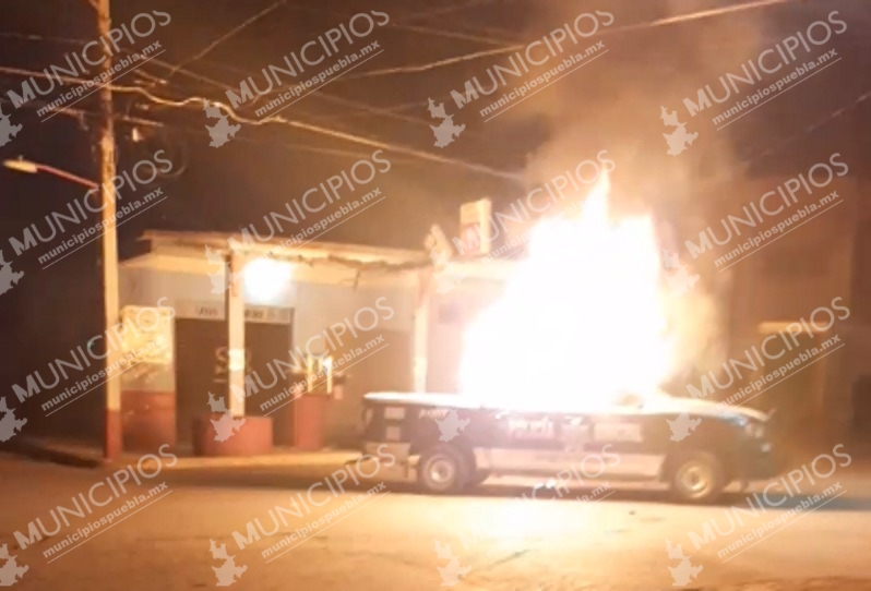 VIDEO Vecinos incendian patrulla y retienen a policías de Texmelucan