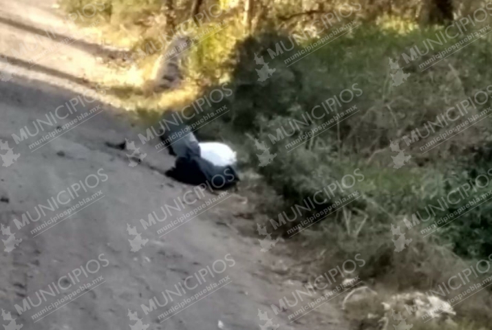 Emplayado y en una bolsa tiran cadáver en camino de Coronango