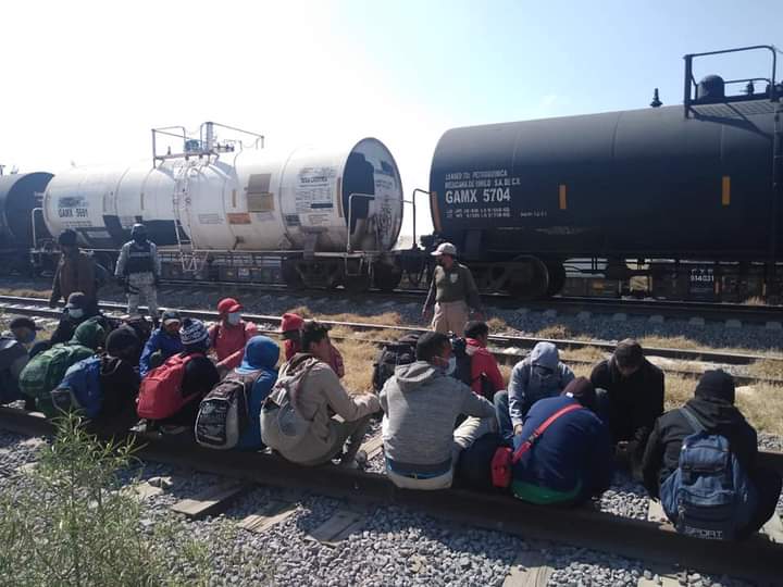 Aseguran a 21 migrantes en cruce de ferrocarril de Ciudad Serdán