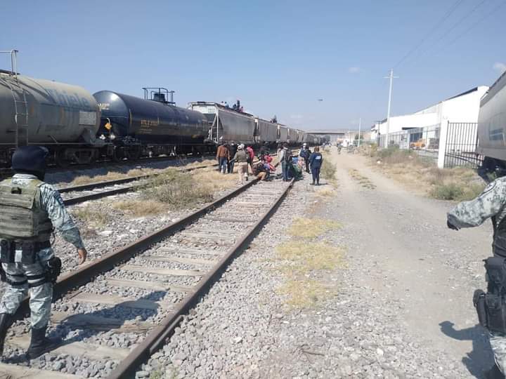 Aseguran a 21 migrantes en cruce de ferrocarril de Ciudad Serdán