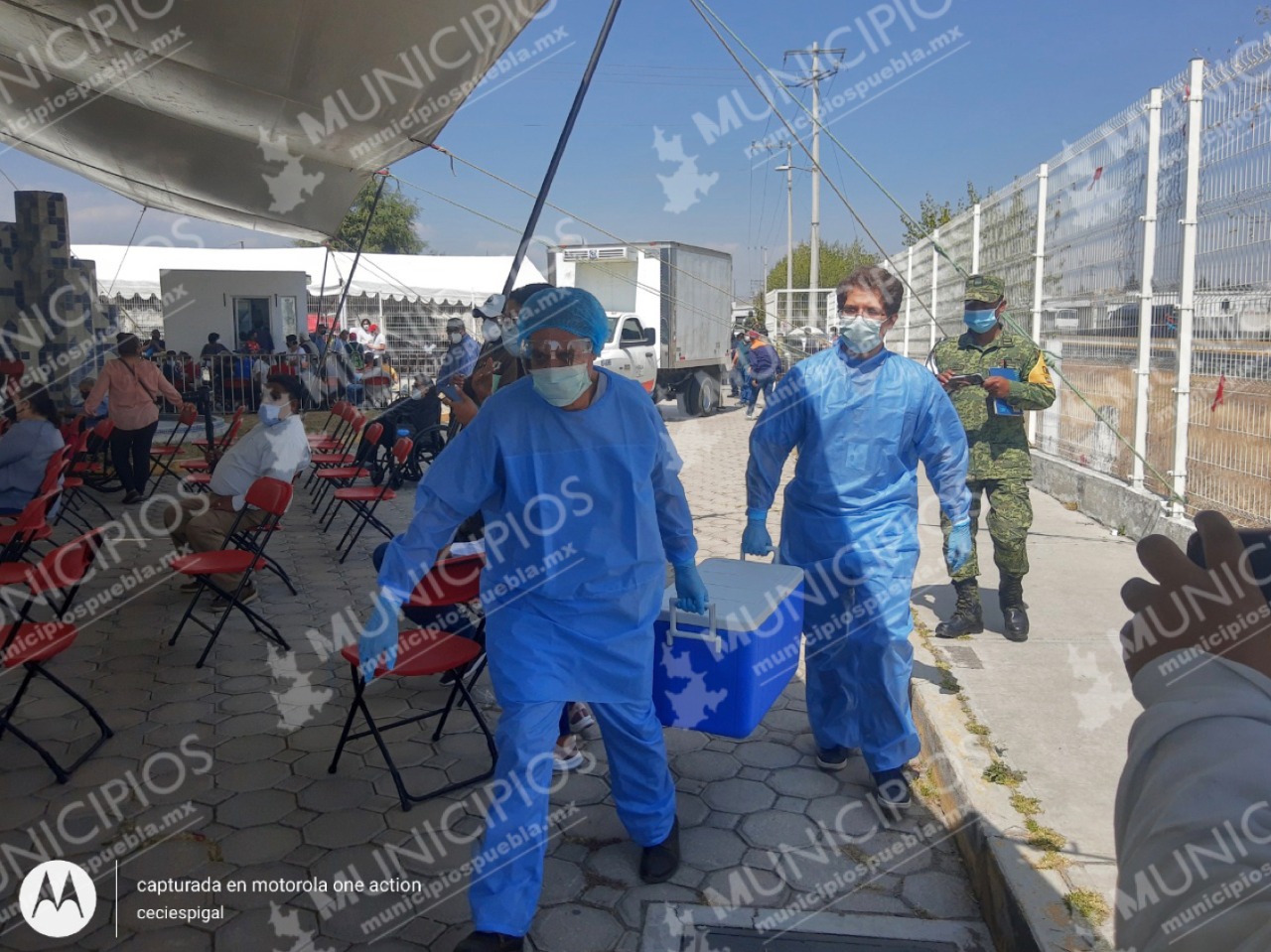 VIDEO Con esperanza adultos mayores de Texmelucan reciben vacuna AntiCovid