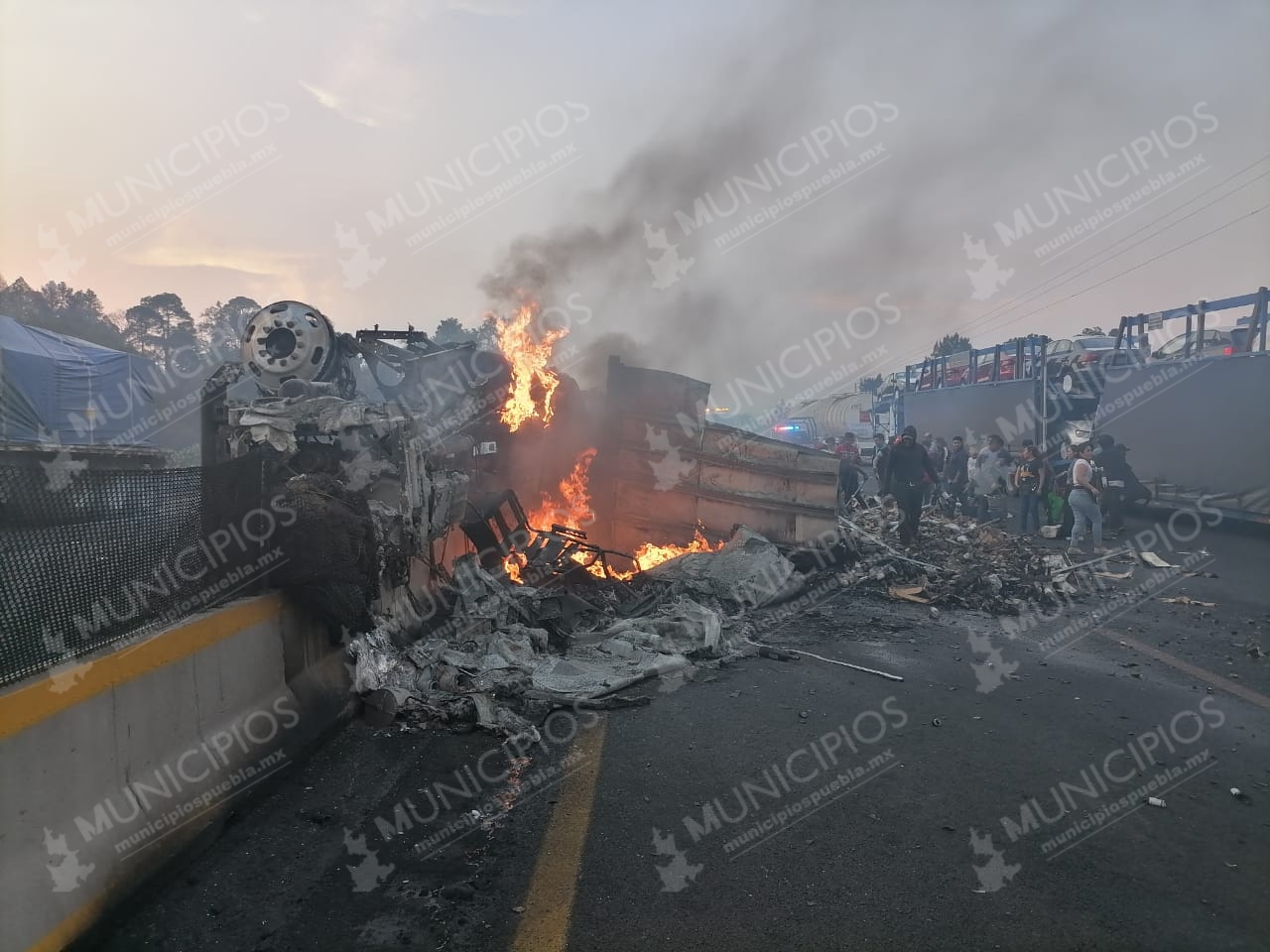 Arde tráiler cargado con vino sobre la autopista México-Puebla