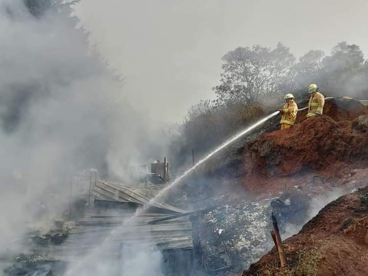 Familia pierde su hogar consumido por el fuego en Zacatlán