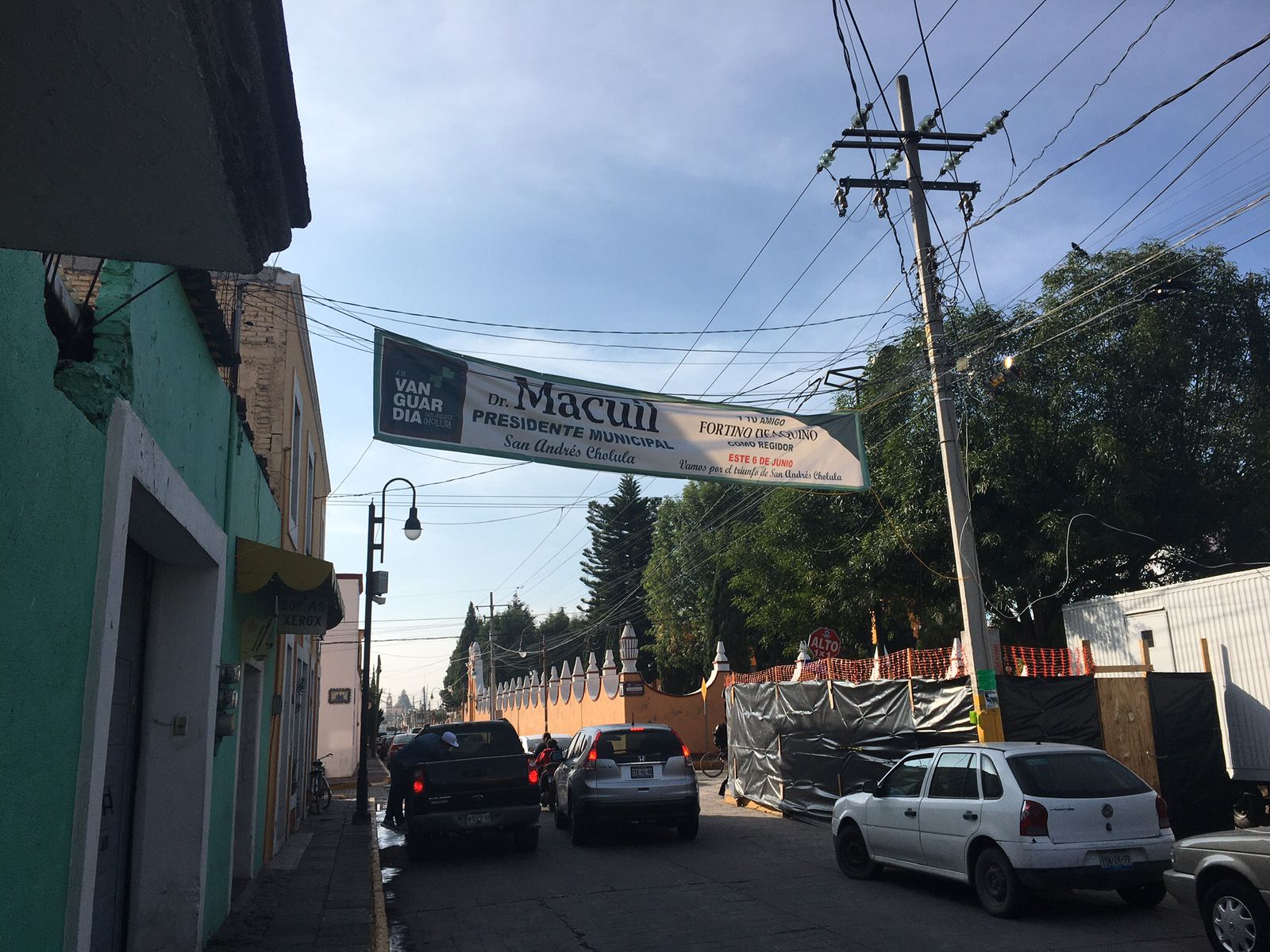 Candidato independiente incumple la ley y mantiene pendones en Cholula