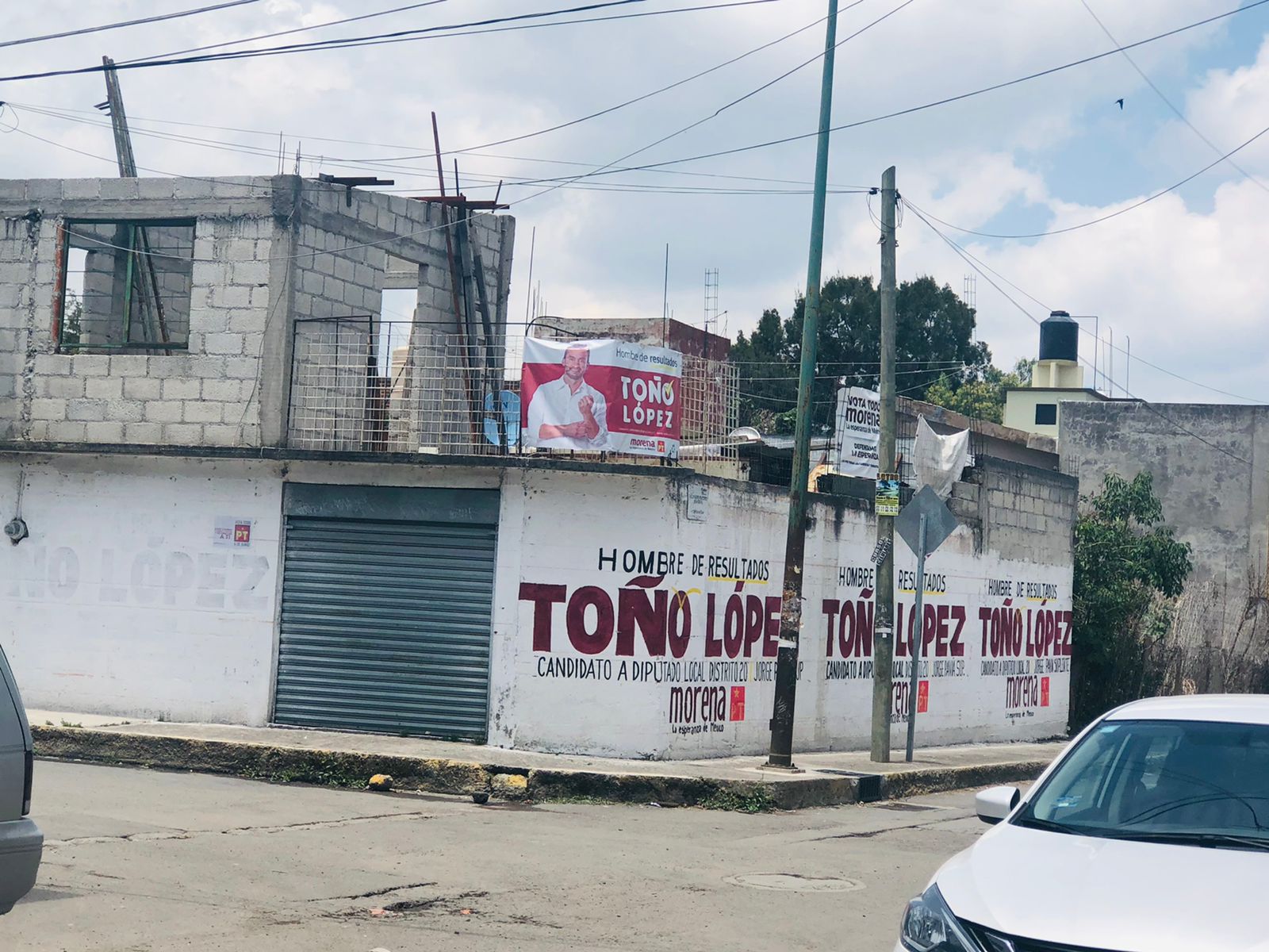 Denuncian presencia de pintas y lonas de Toño López cerca de casilla