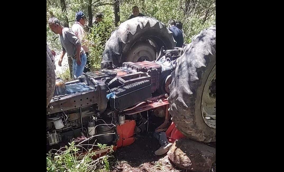 Muere aplastado por tractor en que iba con su esposa en Acajete