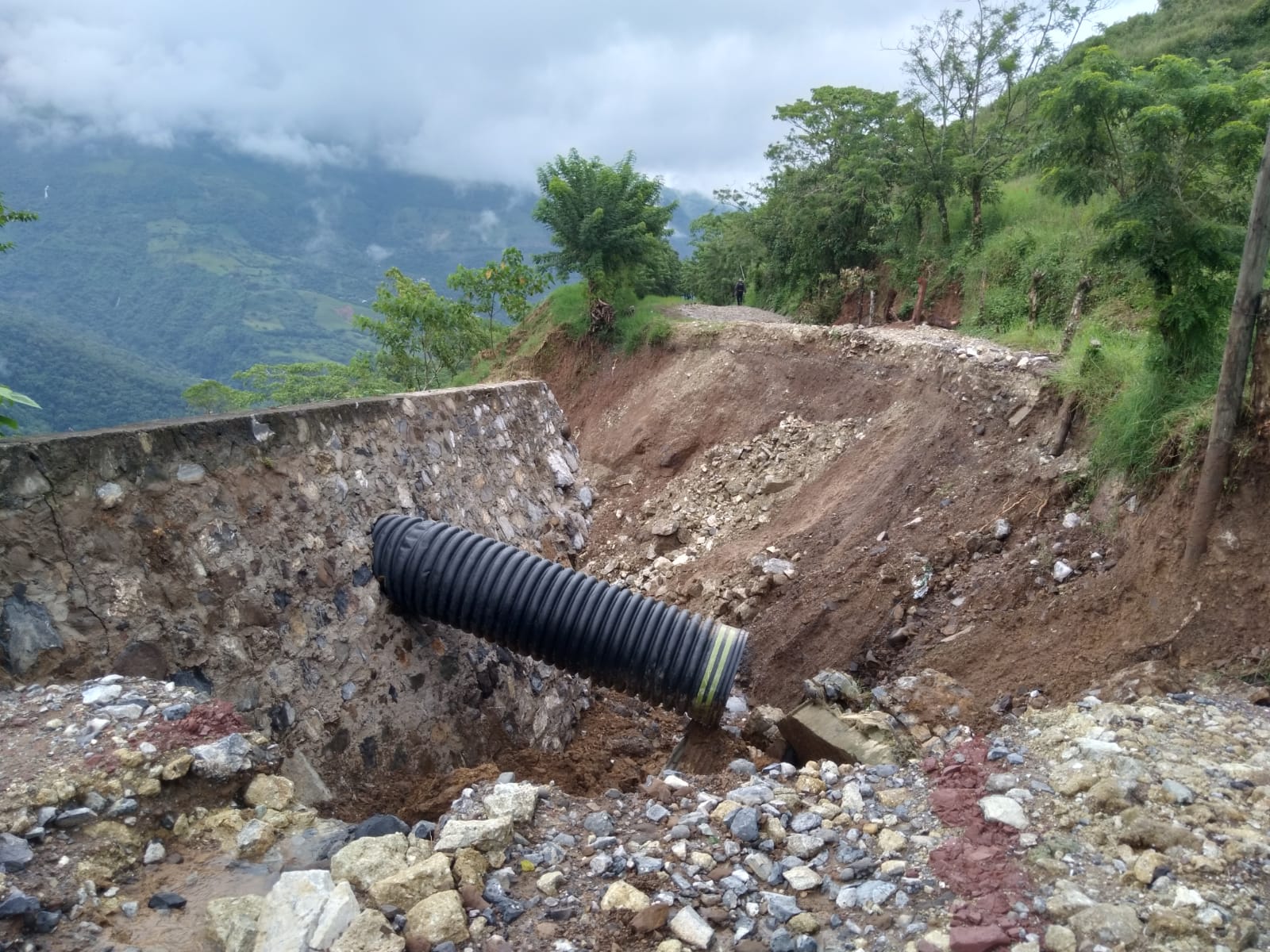 Derrumbe deja incomunicado a San Felipe Tepatlán