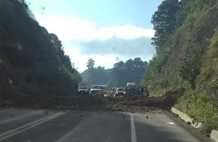 Cierran autopista Teziutlán-Virreyes por caída de tierra y escombro