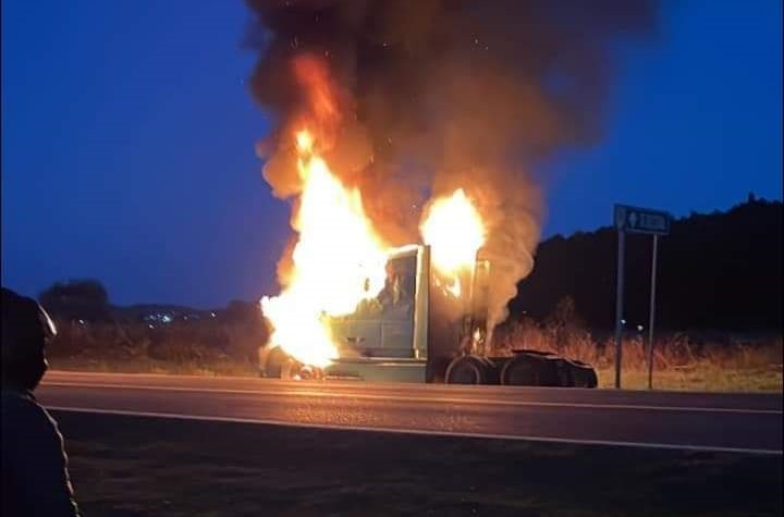 Se incendia tractocamión en la federal México-Tuxpan