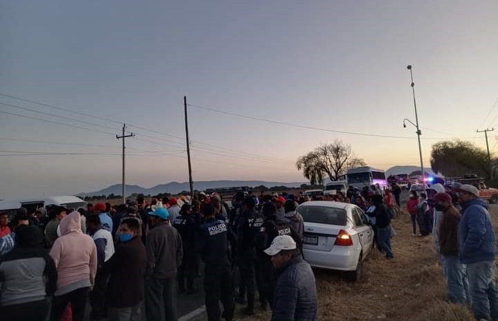 Cierran la federal Amozoc-Nautla en protesta contra elementos de tránsito