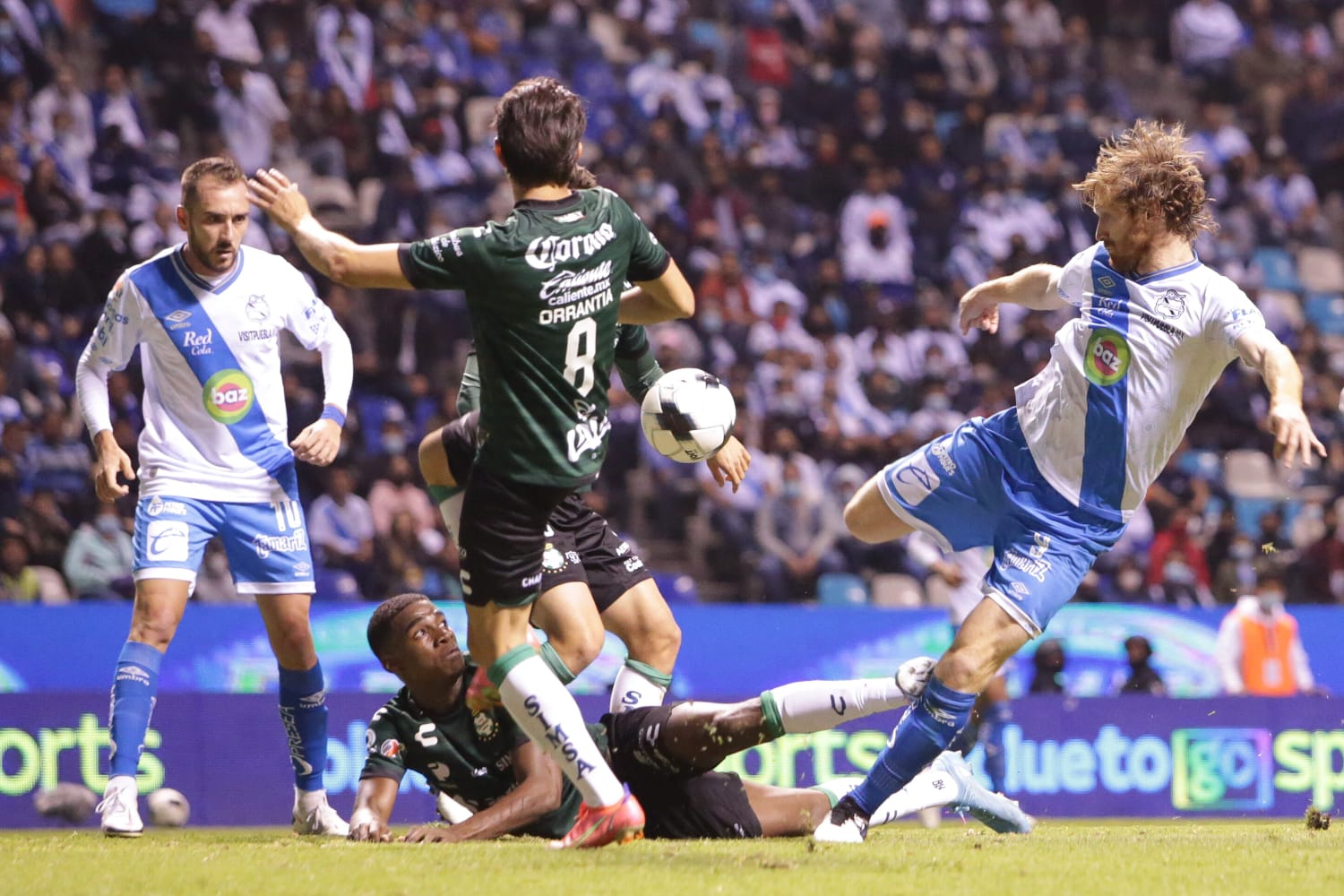 Santos rescata el empate y tumba del liderato a Puebla en el Cuauhtémoc