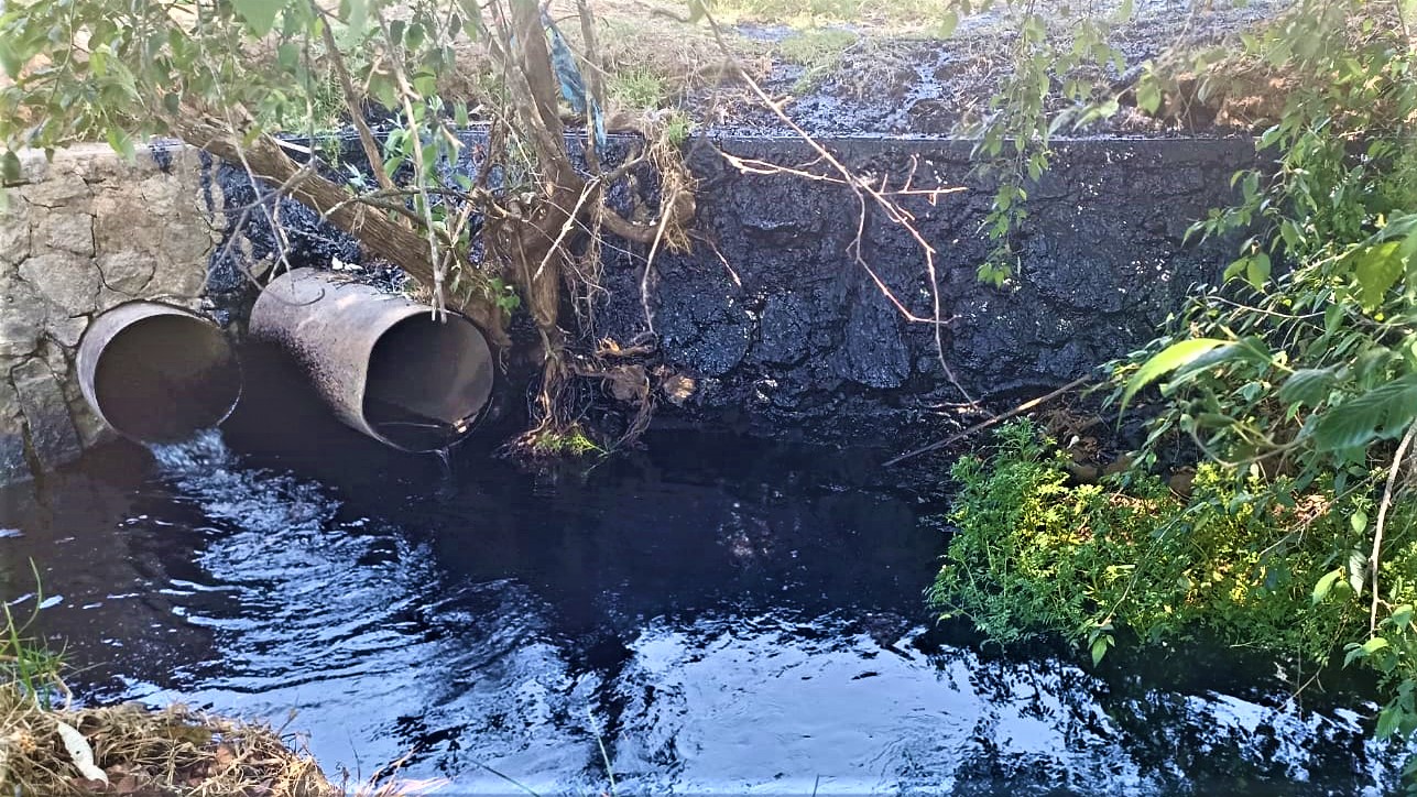 Derrame de petróleo alcanza afluentes de Ahuazotepec y Huauchinango