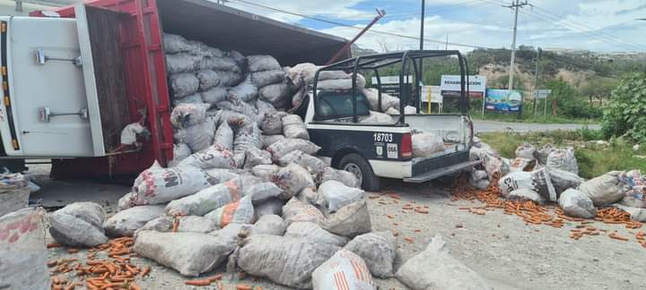 Camión cargado de zanahoria cae sobre patrulla de Tepexi