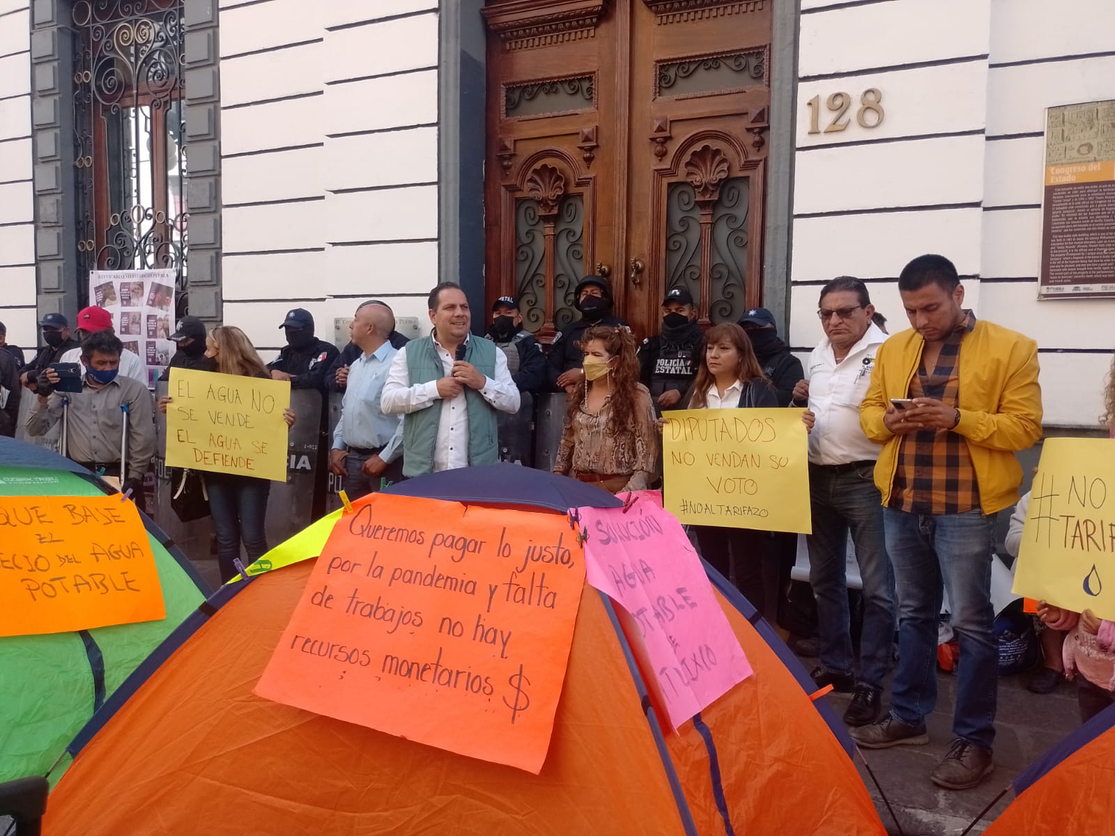 Protestan frente al Congreso en contra del aumento de la tarifa del agua en Puebla capital