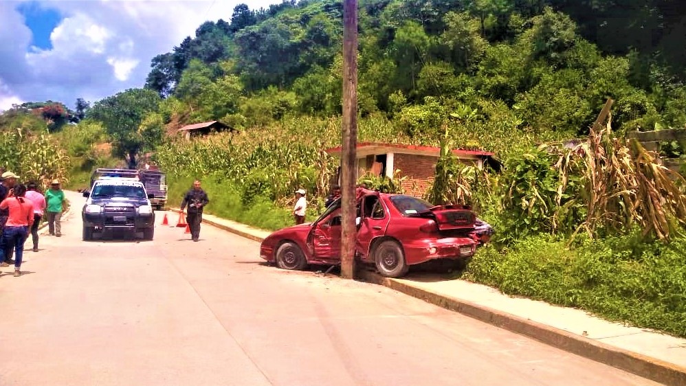 Choque de auto contra poste deja un muerto con Chiconcuaula