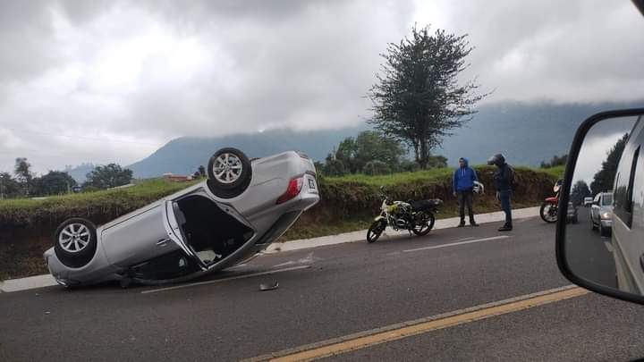 Mal clima causa volcadura en el tramo Chignahuapan-Zacatlán