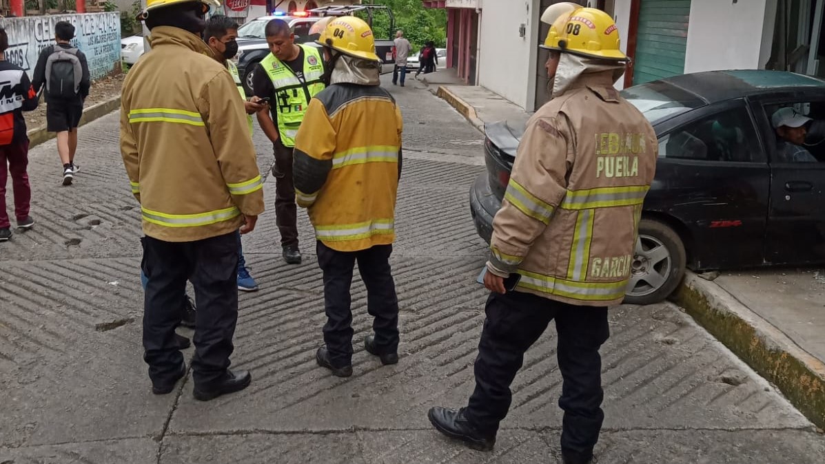 Conductor se estrella en un local comercial de Huauchinango