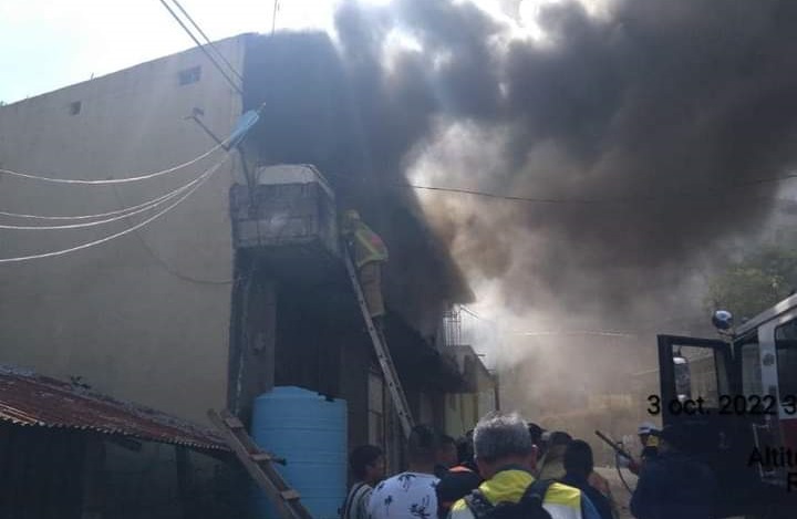 Incendio arrasa con vivienda en colonia de Huauchinango