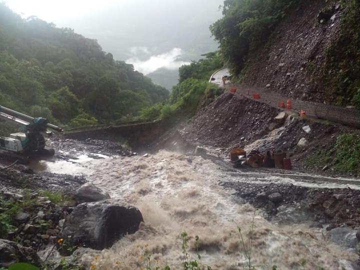 Deslaves bloquean caminos de San Felipe Tepatlán en la Sierra Norte