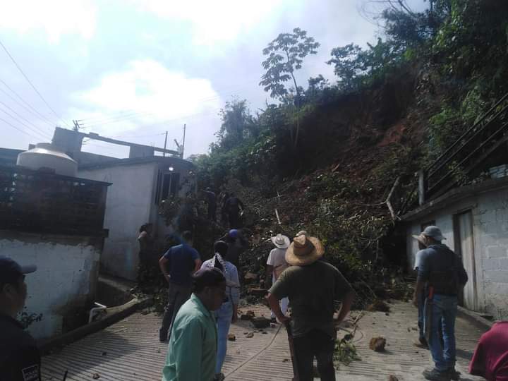 Lluvias provocan deslaves en calles de la cabecera municipal de Amixtlán
