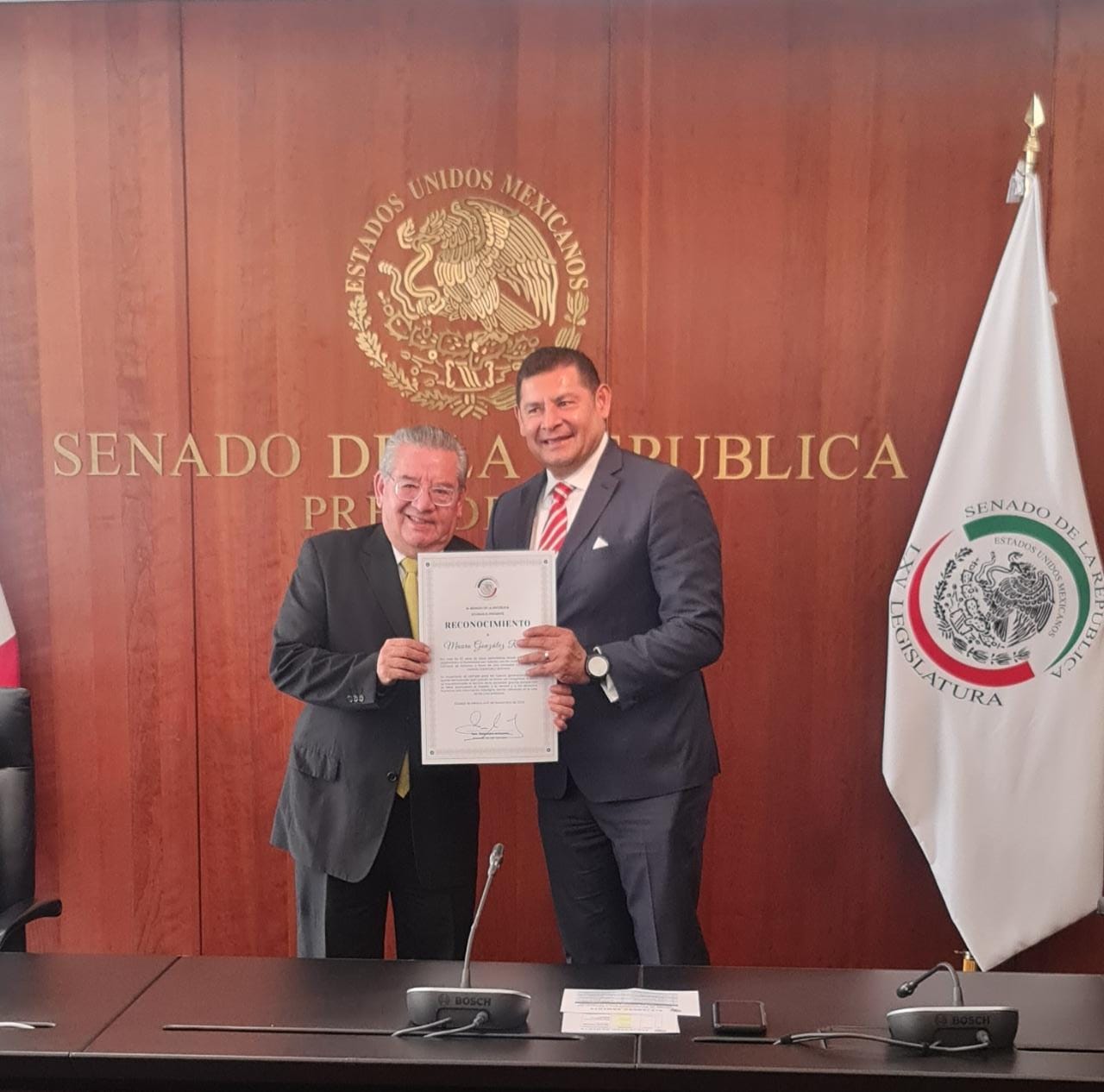 Senado mexicano reconoce trayectoria del periodista Luis Alberto González