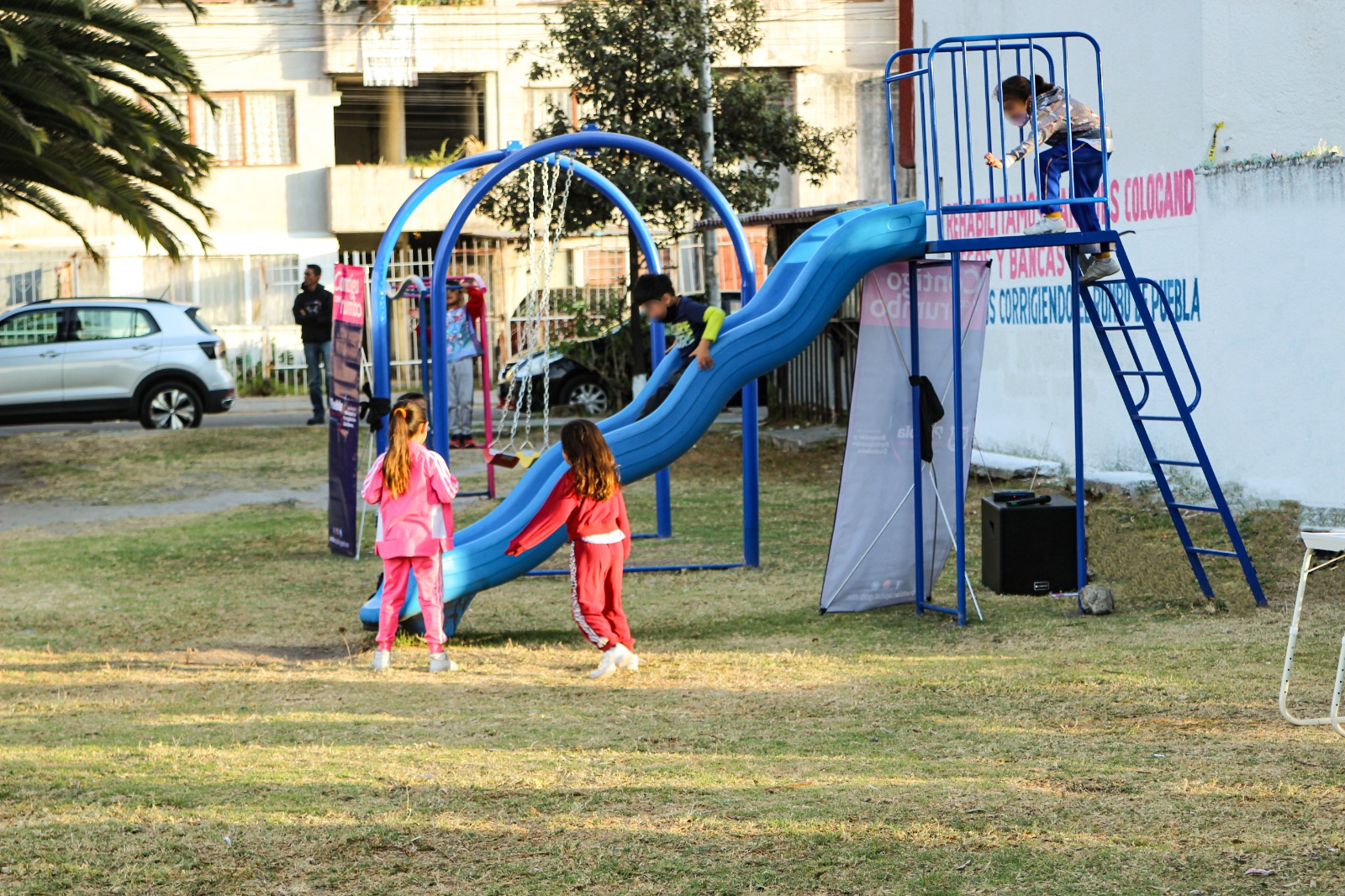 Entregan juegos infantiles en colonia Las Hadas de Puebla